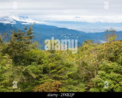 Vue panoramique sur les Alpes japonaises du Sud depuis le sommet du mont Minobu - préfecture de Yamanashi, Japon Banque D'Images