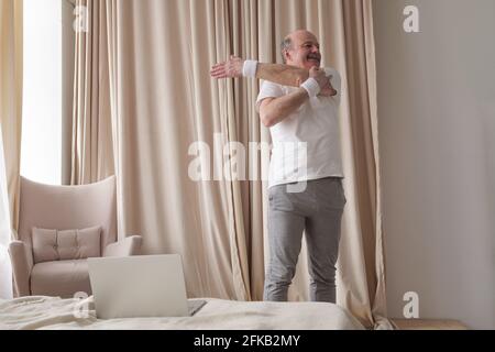 Médecin à l'écoute des plaintes d'homme âgé lui rendant visite à la maison Banque D'Images