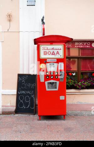Grodno, Bélarus - 2 septembre 2017 : distributeur de sodas rouges sur la rue Sovetskaya Banque D'Images