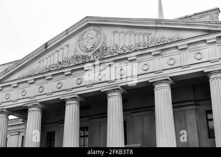 Grodno, Bélarus - 2 septembre 2017 : nouveau château à Grodno façade en noir et blanc Banque D'Images