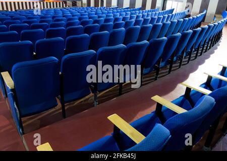 Une longue vue des chaises vides de couleur bleue isolées dans la salle de conférence, Kalaburagi, Karnataka, Inde-avril 17.2021 Banque D'Images