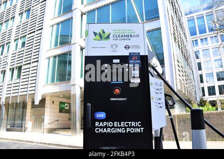 Point de recharge rapide pour véhicules électriques dans le centre de Londres, Royaume-Uni, 2021 Banque D'Images