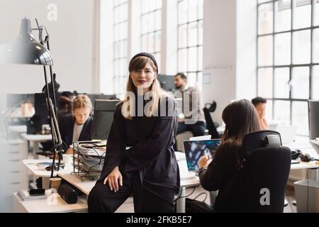 Portrait d'une femme entrepreneure souriante au bureau Banque D'Images