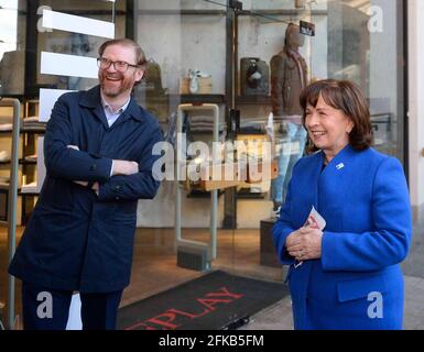 La ministre de l'économie, Diane Dodds (à droite), et le directeur général de la chambre de Belfast, Simon Hamilton (à gauche), lors d'une visite au centre commercial Victoria Square de Belfast, où les magasins sont à nouveau ouverts et où l'hospitalité peut ouvrir en plein air en Irlande du Nord, où les restrictions de confinement ont commencé à s'atténuer progressivement et le gouvernement a annoncé un programme de bons d'échange pour les rues hautes. Date de la photo: Vendredi 30 avril 2021. Banque D'Images