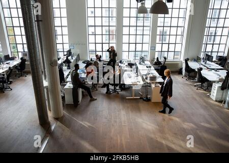 Les gens d'affaires de discuter au cours de réunion au bureau Banque D'Images