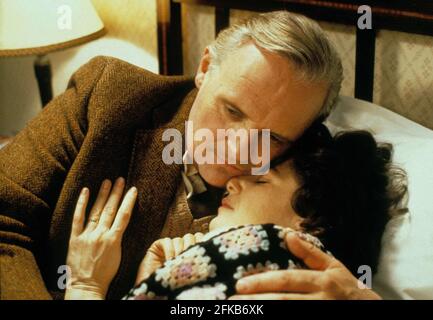 DEBRA MESSING et ANTHONY HOPKINS à SHADOWLANDS (1993), dirigé par RICHARD ATTENBOROUGH. Crédit : PHOTOS Savoy / Album Banque D'Images