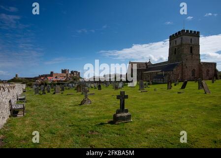 Église Saint-Aidan et château, Bamburgh, Northumberland, Angleterre Banque D'Images