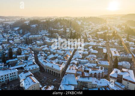 Prise de vue aérienne d'une petite ville de france bien planifiée. Banque D'Images