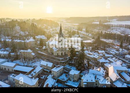 Vue panoramique sur l'église située au centre d'une petite ville. Banque D'Images