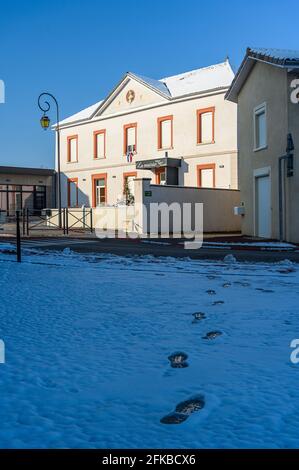 Vue latérale d'un bureau gouvernemental comme la structure d'un bâtiment illuminait le soleil levant le matin. Banque D'Images