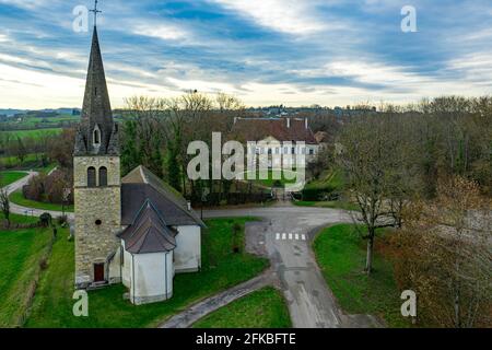 Photo aérienne de l'église dans une petite ville de france. Banque D'Images