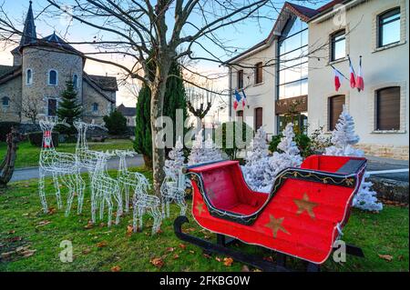 Un traîneau rouge de la vie réelle du père noël qui l'attend pour le remplir de cadeaux. Banque D'Images