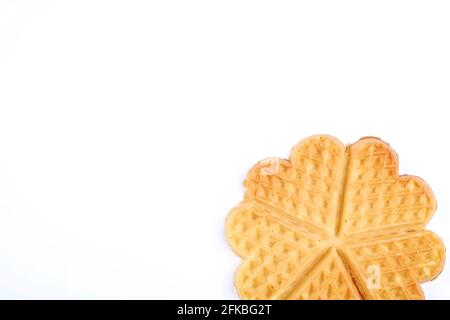 Gaufres belges maison en forme de coeur fraîchement préparées isolées sur fond blanc. Pâtisseries européennes. Espace de copie, gros plan, vue de dessus, Banque D'Images