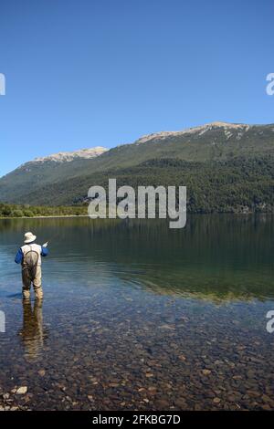 Personne pêche à la mouche avec tout le matériel de pêche dans un lac en Patagonie Argentine, verticale Banque D'Images