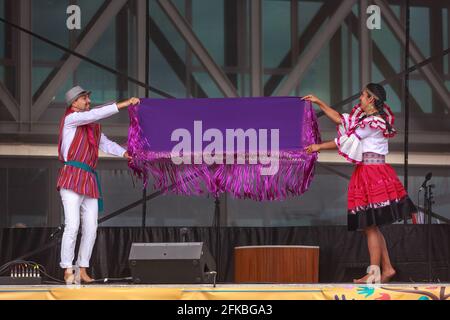 Danseurs de Colombie, vêtus de costumes traditionnels andins, se présentant avec une couverture comme un prop Banque D'Images