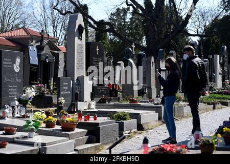 Prague, République tchèque. 30 avril 2021. Le cimetière Vysehrad à Prague, République tchèque, le vendredi 30 avril 2021. Crédit : Ondrej Deml/CTK photo/Alay Live News Banque D'Images