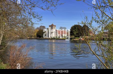 Église All Saints dans le village de Bisham sur la Tamise à Berkshire, Angleterre Banque D'Images