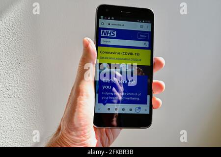 Le coronavirus du site Web du NHS (COVID-19) vu sur un téléphone mobile. Banque D'Images