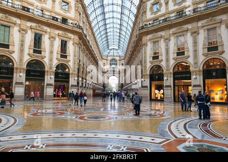 MILAN, ITALIE - 21 OCTOBRE 2018 : célèbre Galleria Vittorio Emanuele II à Milan, l'un des plus anciens centres commerciaux du monde. Banque D'Images