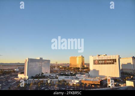 LAS VEGAS, Etats-Unis - 18 MARS 2018 : monument de Las Vegas, Tropicana et Mandalay Bay Hotel and Casino sur le boulevard de Las Vegas au coucher du soleil. Mandalay Ba Banque D'Images