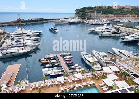 Monte Carlo, Monaco - 01 mai 2019 : vue sur les yachts à Port Hercules, dans le quartier de la Condamine, Principauté de Monaco. Banque D'Images