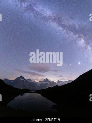 Chemin laiteux au-dessus du lac Bachalpsee pendant une nuit d'été, Grindelwald, région de Jungfrau, Oberland bernois, canton de Berne, Suisse, Europe Banque D'Images