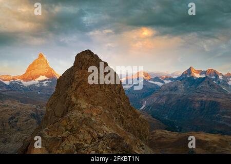 Lever de soleil sur Matterhorn et Dent Blanche vue de Riffelhorn, vue aérienne, Zermatt, canton du Valais, Suisse, Europe Banque D'Images