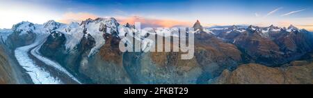 Vue aérienne du glacier Gorner (Gornergletscher) et du mont Cervin à l'aube, Zermatt, canton du Valais, Suisse, Europe Banque D'Images