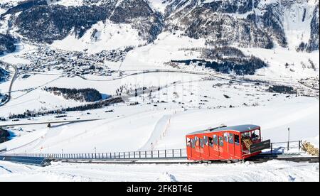 Touristes appréciant le voyage sur le funiculaire dans le paysage enneigé, Muottas Muragl, Samedan, Engadine, Graubunden, Suisse, Europe Banque D'Images