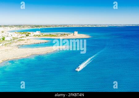 Bateau de pêche dans la mer Ionienne bleue, Torre Lapillo, Porto Cesareo, province de Lecce, Salento, Pouilles, Italie, Europe Banque D'Images