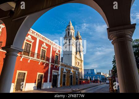 Cathédrale notre-Dame de l'Immaculée conception, ville fortifiée historique de Campeche, site du patrimoine mondial de l'UNESCO, Campeche, Mexique, Amérique du Nord Banque D'Images