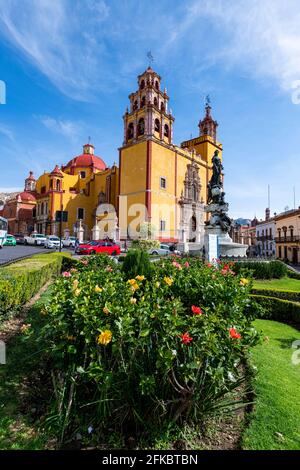 Monumento a la Paz en face de la Basilique Colegiata de Nuestra Senora, site du patrimoine mondial de l'UNESCO, Guanajuato, Mexique, Amérique du Nord Banque D'Images