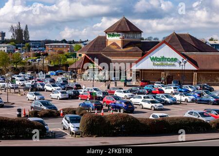 Vue sur Waitrose depuis la passerelle suspendue au-dessus de l'A45 dans les boutiques de Rushden Lakes, Northampton, Angleterre, Royaume-Uni. Banque D'Images