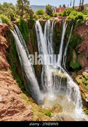 Chutes d'Ouzoud près du village de Tanaghmeilt, vue en hauteur, province d'Azilal, région de Beni Mellal-Khenifra, Maroc, Afrique du Nord, Afrique Banque D'Images