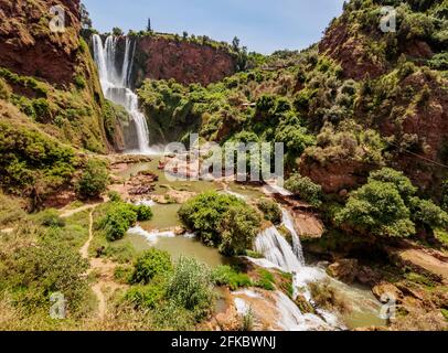 Chutes d'Ouzoud près du village de Tanaghmeilt, vue en hauteur, province d'Azilal, région de Beni Mellal-Khenifra, Maroc, Afrique du Nord, Afrique Banque D'Images