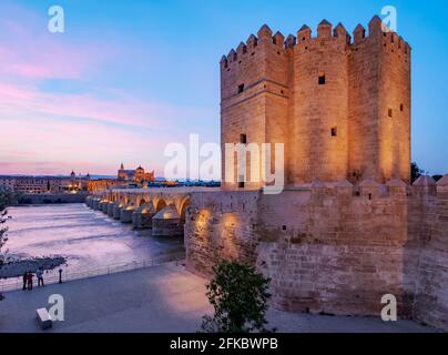 Torre de la Calahorra (Tour de Calahorra) sur le pont romain au crépuscule, site classé au patrimoine mondial de l'UNESCO, Cordoue, Andalousie, Espagne, Europe Banque D'Images