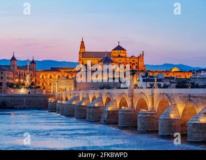 Vue sur le pont romain de Cordoue et le fleuve Guadalquivir en direction de la mosquée Cathédrale, crépuscule, UNESCO, Cordoue, Andalousie, Espagne, Europe Banque D'Images