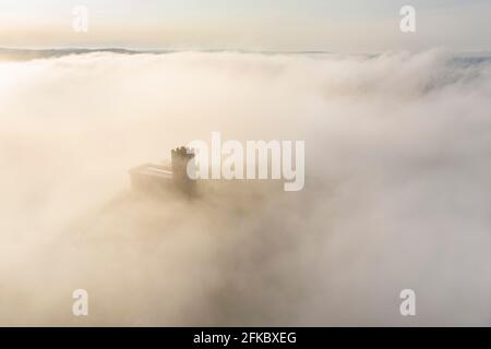 Église de Brentor entourée de brume matinale en automne, Dartmoor, Devon, Angleterre, Royaume-Uni, Europe Banque D'Images