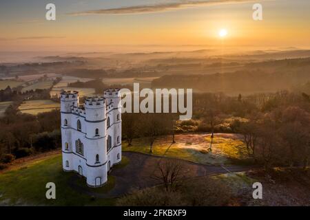 Lever du soleil à Haldon Belvedere (Château du Lawrence) en hiver, Devon, Angleterre, Royaume-Uni, Europe Banque D'Images