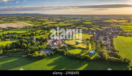 vue aérienne du village rural de Morchard Bishop en été, Devon, Angleterre, Royaume-Uni, Europe Banque D'Images
