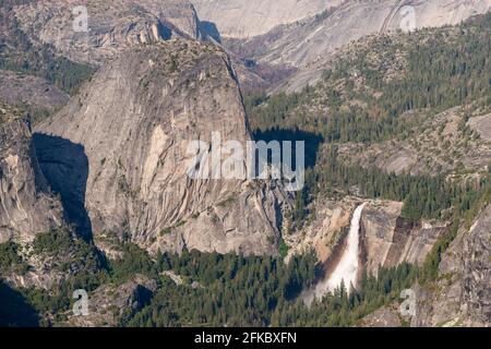 Cascade d'automne du Nevada dans le parc national de Yosemite, site classé au patrimoine mondial de l'UNESCO, Californie, États-Unis d'Amérique, Amérique du Nord