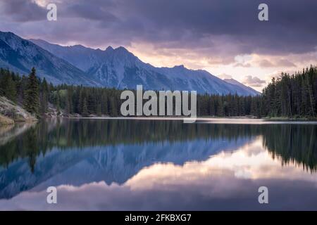 Lever du soleil sur les montagnes des Rocheuses, à l'intérieur du lac Johnson, parc national Banff, site du patrimoine mondial de l'UNESCO, Alberta, Canada, Amérique du Nord Banque D'Images