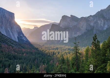 Vue sur le tunnel vue sur la vallée de Yosemite tôt le matin lumière du soleil, Yosemite, UNESCO, Californie, Etats-Unis d'Amérique, Amérique du Nord Banque D'Images