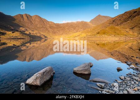 Au printemps, la lumière du soleil du matin sur Snowdon se reflète dans Llyn Llydaw, parc national de Snowdonia, pays de Galles, Royaume-Uni, Europe Banque D'Images