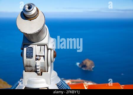 Garachico, Tenerife, Espagne - 26 janvier 2017 : télescope touristique au point d'observation au-dessus de Garachico et de l'océan Atlantique Banque D'Images