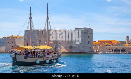 Dubrovnik, Croatie - Jine 12, 2017: Bateau touristique allant dans le Vieux Port de Dubrovnik Banque D'Images