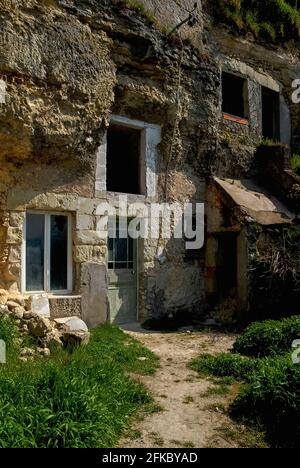 Prêt pour la rénovation et un avant-goût du style de vie souterrain … Les maisons troglodytes délabrées et délabrées coupées en falaise calcaire de la rue Victor Hugo à Amboise, Vallée de la Loire, Centre-Val de Loire, France, offrent de difficiles défis de rénovation, mais aussi des opportunités d'investissement comme deuxième maison, location de vacances ou trou d'été. L'intérêt renouvelé pour la vie troglodyte a entraîné la conversion de milliers d'habitations troglodytes le long de la Loire en maisons d'été, locations de vacances, caves à vin, fermes de champignons, musées et restaurants. Banque D'Images