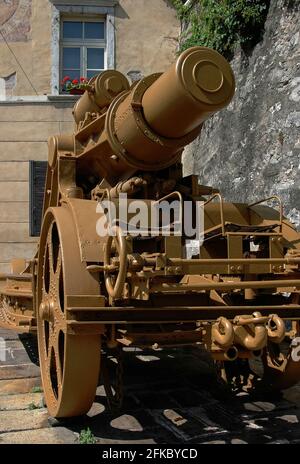 L'un des trois seuls exemples survivants de Škoda 30.5 cm Mörser M.11, les obusiers de siège lourd utilisés par l'Autriche-Hongrie sur ses fronts italien et oriental pendant la première Guerre mondiale, Et aussi par l'Allemagne nazie pendant la Seconde Guerre mondiale, se tient à l'extérieur du Museo Storico Italiano della Guerra (Musée italien d'histoire de la guerre) à Rovereto, Trentin-Haut-Adige, Italie. Il a tiré des coquilles de 305 mm (12 in) qui pourraient pénétrer dans le béton armé jusqu'à 2 m d'épaisseur, souffler un cratère de 8 m (26 ft) de large et de profondeur et tuer des soldats ennemis jusqu'à 400 m (1,312 ft) de l'explosion. Banque D'Images