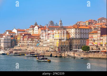 Bateaux Rabelo voyageant le long du centre-ville Douro River Waterfront, Porto, Portugal Banque D'Images