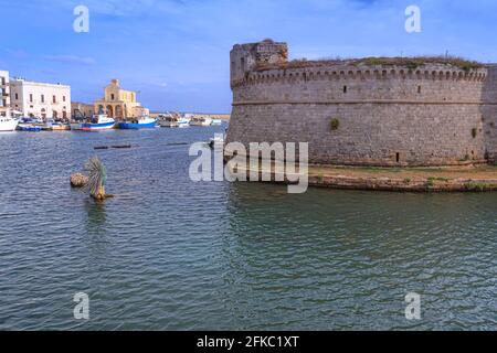 Vue panoramique sur le port de Gallipoli, Apulia (ITALIE). Le château de Gallipoli, baigné par la mer Ionienne, surveille le centre de la ville dite de Nice. Banque D'Images